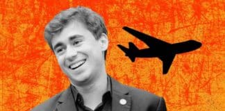 Nikolas Ferreira com a foto de um jatinho ao fundo
