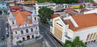 Praça principal de Nova Lima, em Minas Gerais