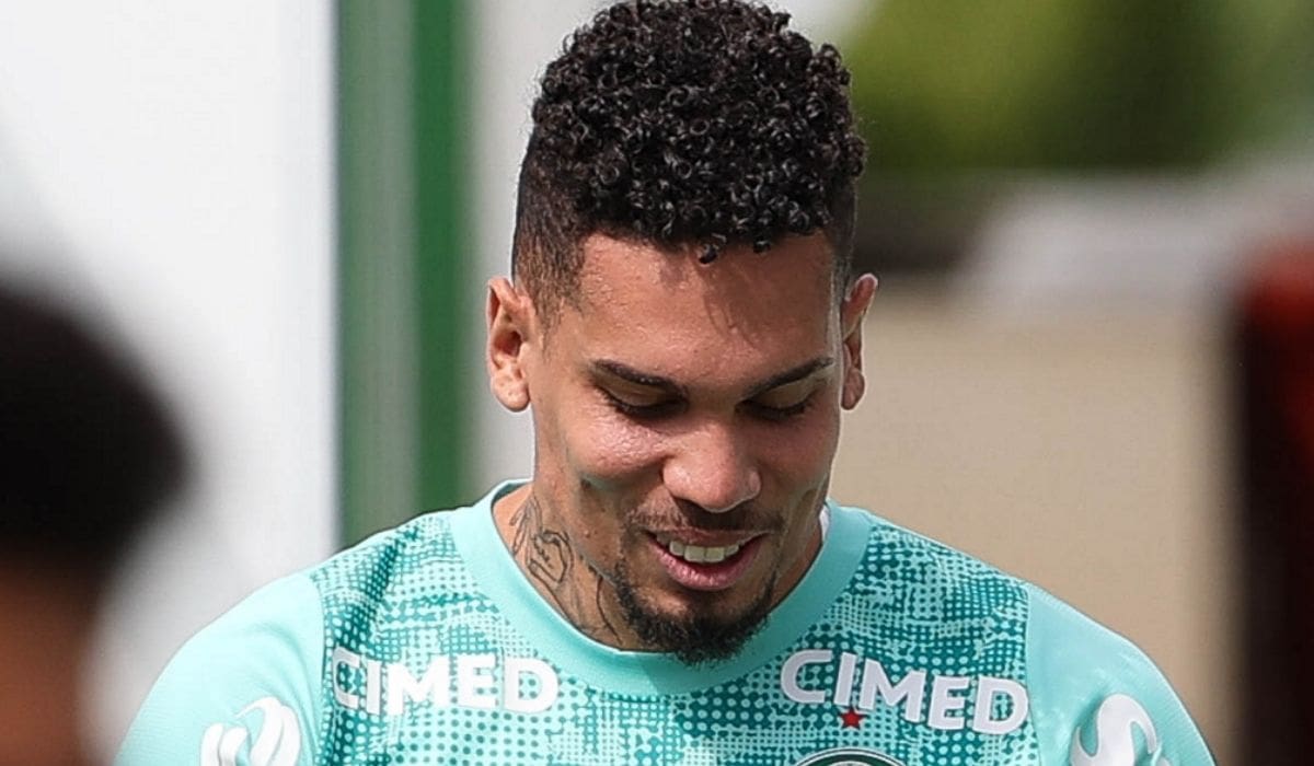 Paulinho volta a treinar no Palmeiras