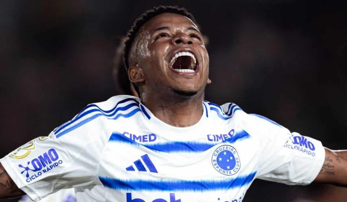 Arroyo marca gol no Cruzeiro