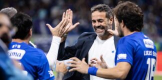 Treinador do Cruzeiro, Artur Jorge comemora após vitória contra o Bragantino