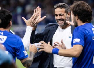 Treinador do Cruzeiro, Artur Jorge comemora após vitória contra o Bragantino