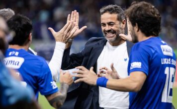 Treinador do Cruzeiro, Artur Jorge comemora após vitória contra o Bragantino