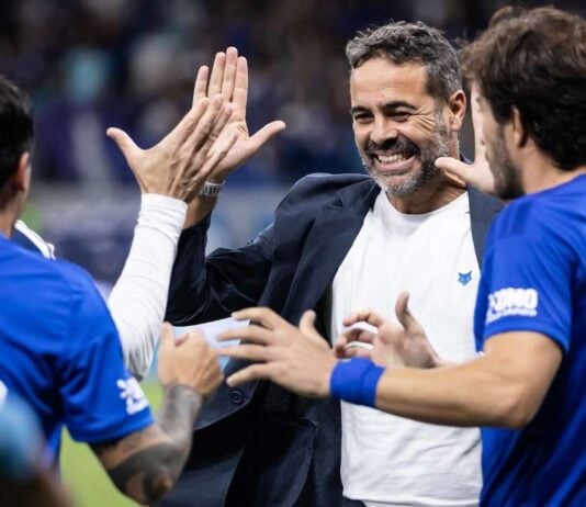 Treinador do Cruzeiro, Artur Jorge comemora após vitória contra o Bragantino