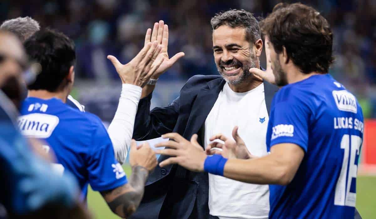 Treinador do Cruzeiro, Artur Jorge comemora após vitória contra o Bragantino