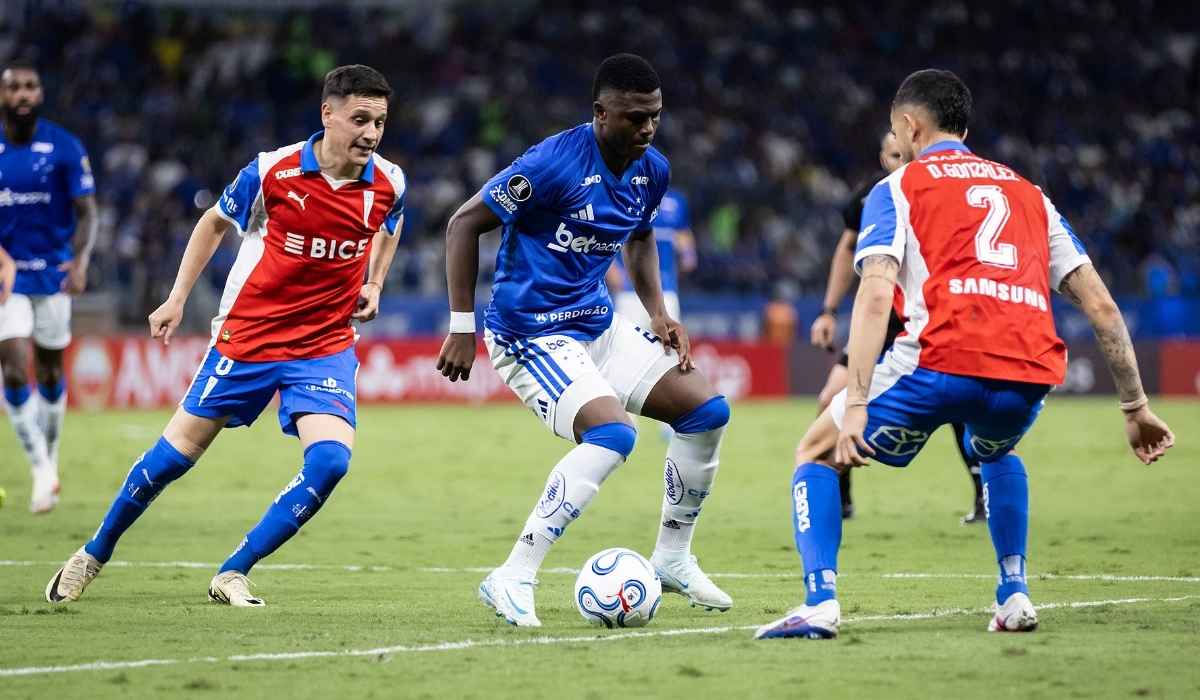 Neiser-Villarreal em cruzeiro contra universidad catolica