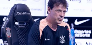 Treinador do Corinthians, Fernando Diniz em entrevista coletiva