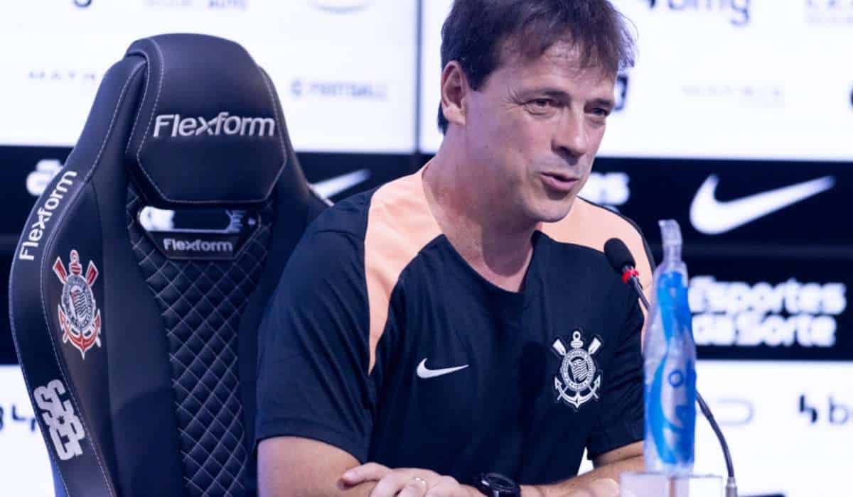 Treinador do Corinthians, Fernando Diniz em entrevista coletiva