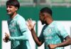 Jogadores do Palmeiras treinando