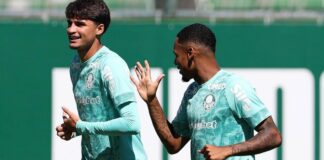 Jogadores do Palmeiras treinando
