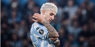 Jogador Gastón Martirena em campo pelo Racing