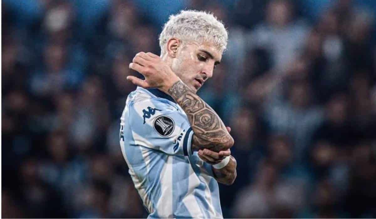 Jogador Gastón Martirena em campo pelo Racing