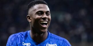 Néiser Villarreal no Cruzeiro após fazer gol no Brasileirão