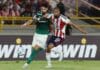 Flaco López, da SE Palmeiras, disputa bola com o jogador do Junior FC