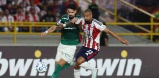 Flaco López, da SE Palmeiras, disputa bola com o jogador do Junior FC