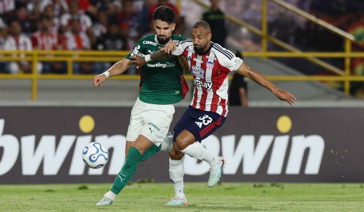 Flaco López, da SE Palmeiras, disputa bola com o jogador do Junior FC