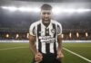 Jogador Alexander Barboza em campo pelo Botafogo