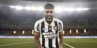 Palmeiras negociou cláusula que protege a compra de Alexander Barboza de não virar uma bomba-relógio Jogador Alexander Barboza em campo pelo Botafogo
