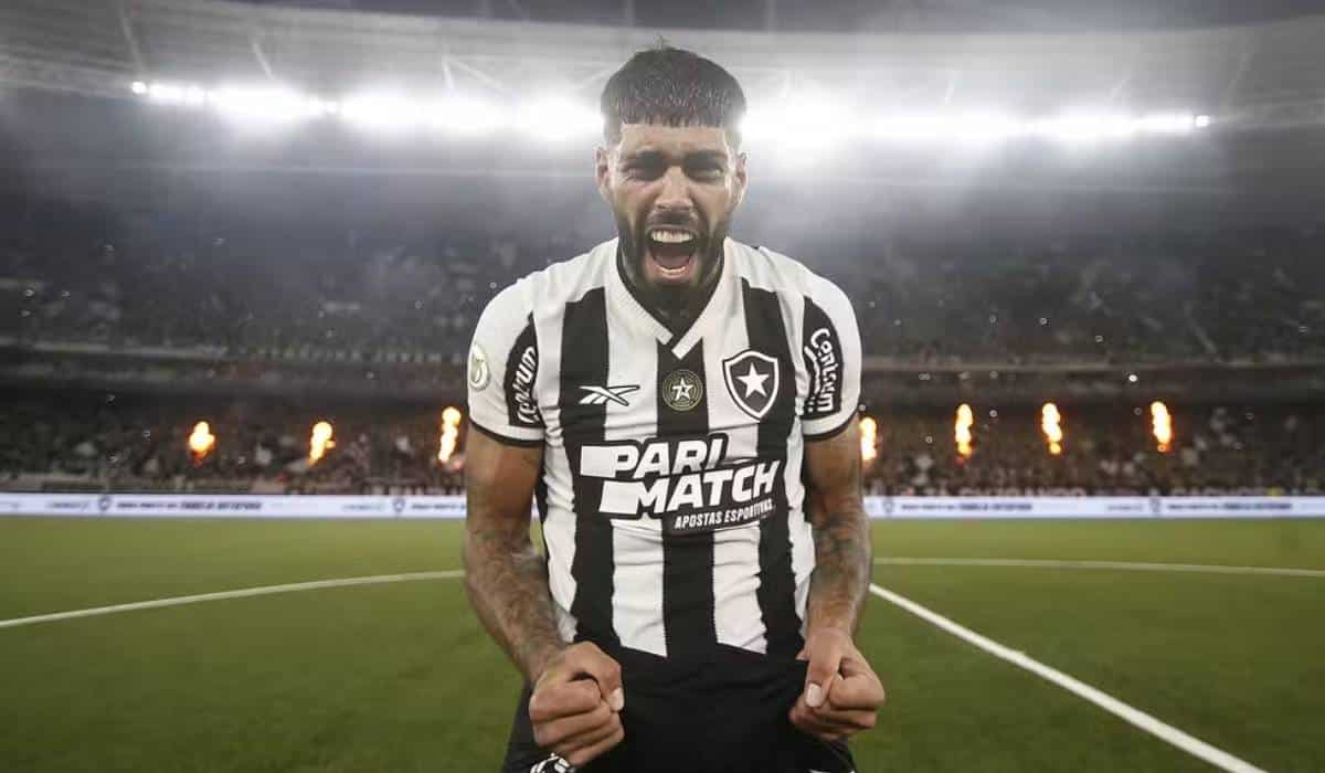 Jogador Alexander Barboza em campo pelo Botafogo