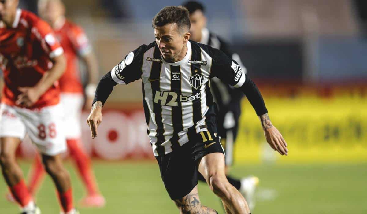 Bernard em campo pelo Atlético
