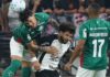 Gustavo Gómez, da SE Palmeiras, disputa bola com o jogador do SC Corinthians
