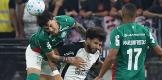 Gustavo Gómez, da SE Palmeiras, disputa bola com o jogador do SC Corinthians