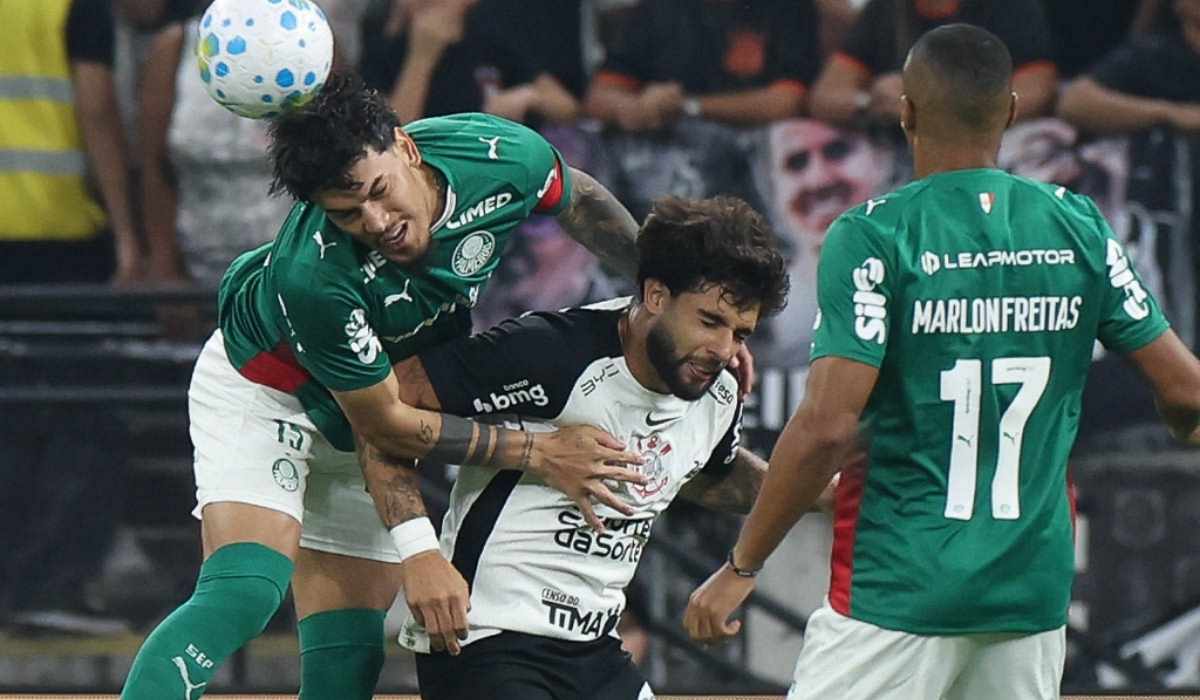 Gustavo Gómez, da SE Palmeiras, disputa bola com o jogador do SC Corinthians
