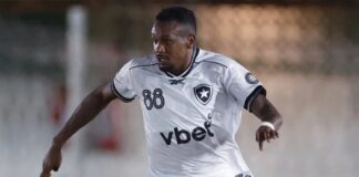 Botafogo goleia Chapecoense com 3 a 0 e Edenílson marca 2 vezes em 20 minutos Edenilson no Botafogo