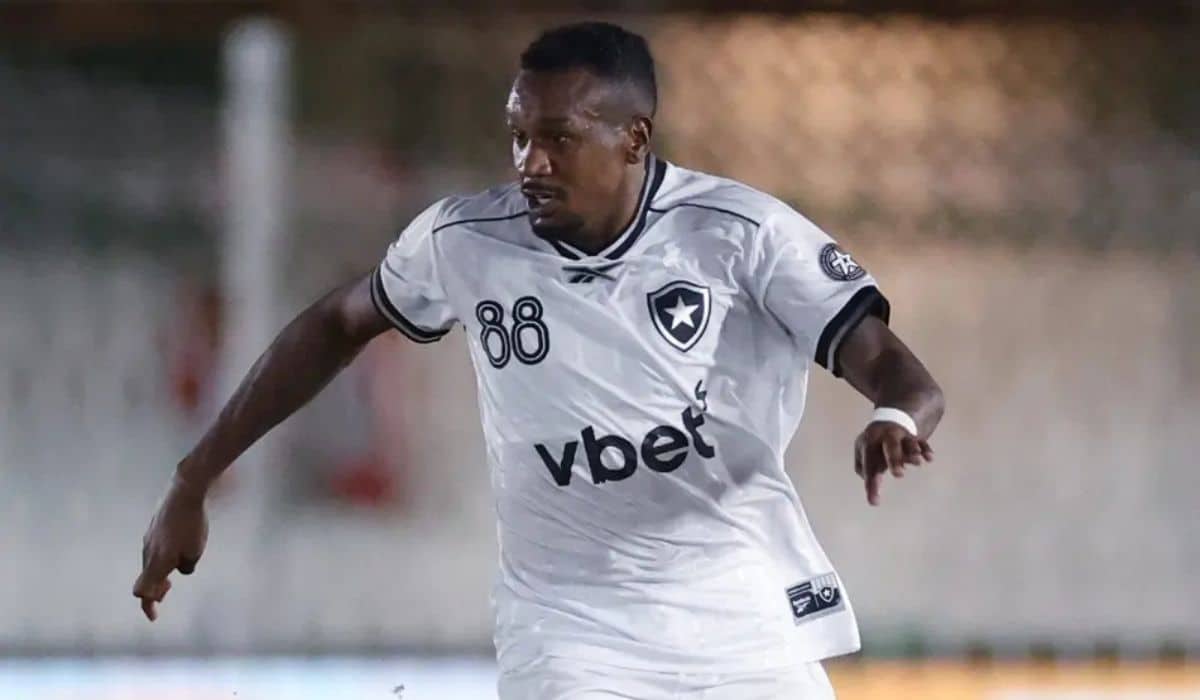 Botafogo goleia Chapecoense com 3 a 0 e Edenílson marca 2 vezes em 20 minutos