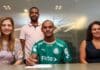 Eduardo Conceição assinando contrato com o Palmeiras
