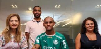 Eduardo Conceição assinando contrato com o Palmeiras