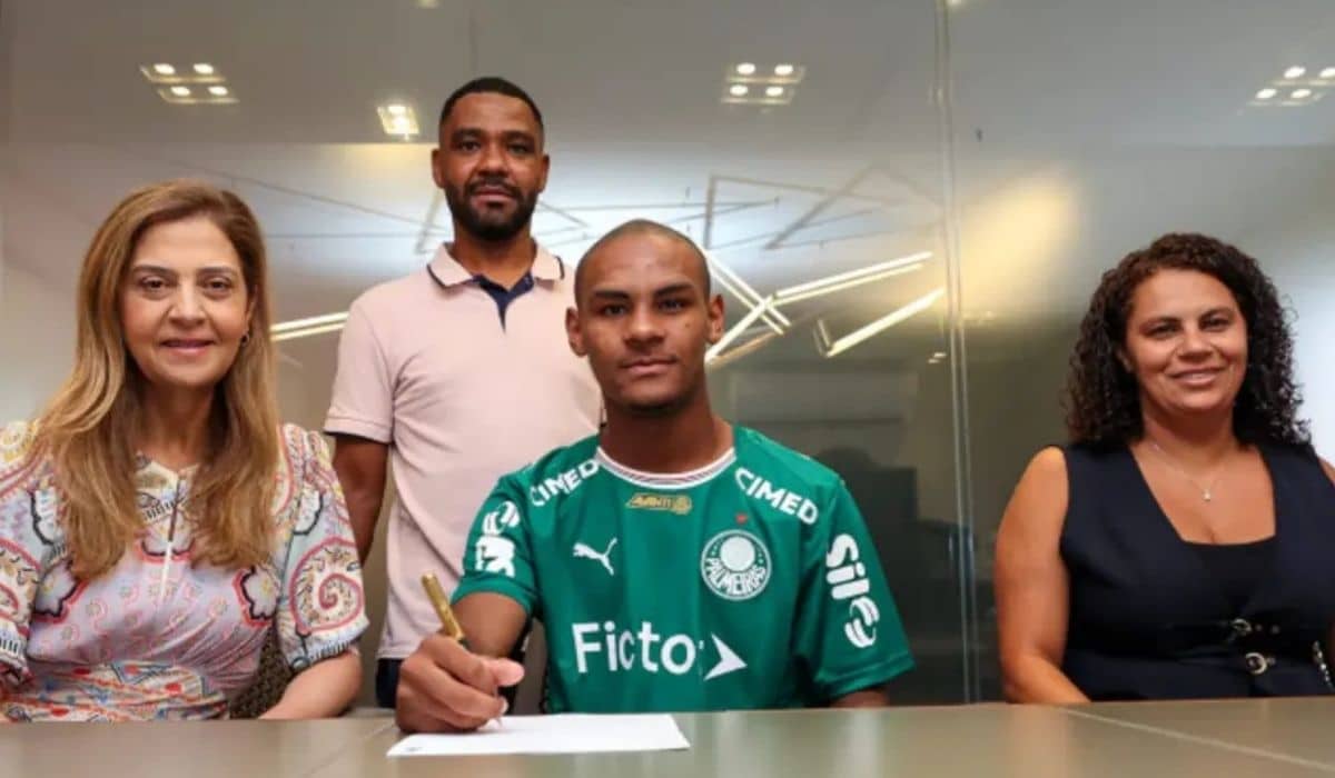 Eduardo Conceição assinando contrato com o Palmeiras