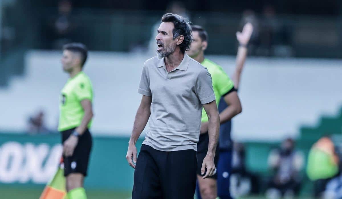 Eduardo Dominguez em campo pelo Atlético