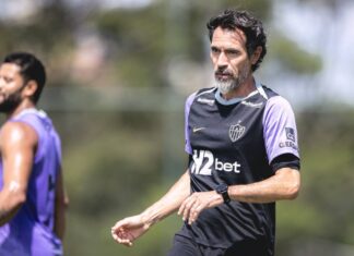 Hulk em treino com Eduardo Dominguez no Galo