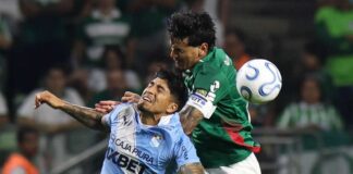 Gustavo Gómez, da SE Palmeiras, disputa bola com o jogador do C Sporting Cristal