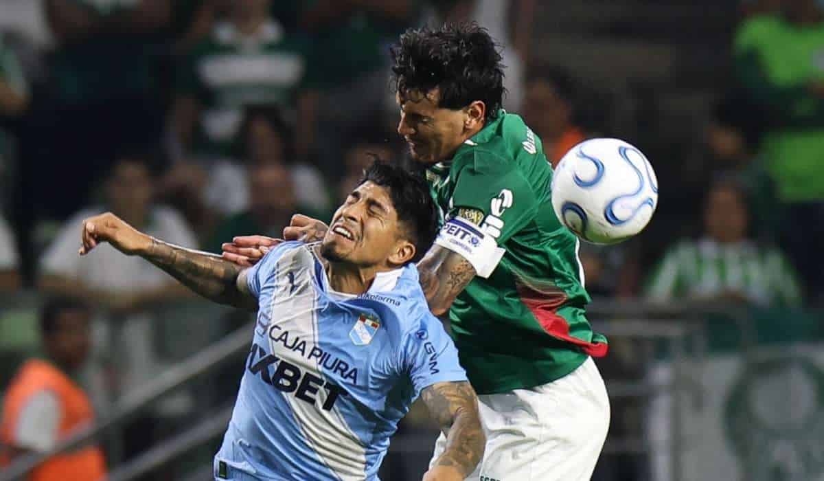 Gustavo Gómez, da SE Palmeiras, disputa bola com o jogador do C Sporting Cristal