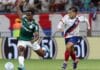 Jhon Arias, da SE Palmeiras, disputa bola com o jogador do EC Bahia.