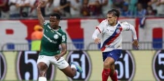 Jhon Arias, da SE Palmeiras, disputa bola com o jogador do EC Bahia.