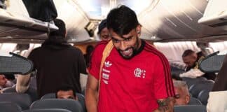 Paquetá em avião para jogo do Flamengo