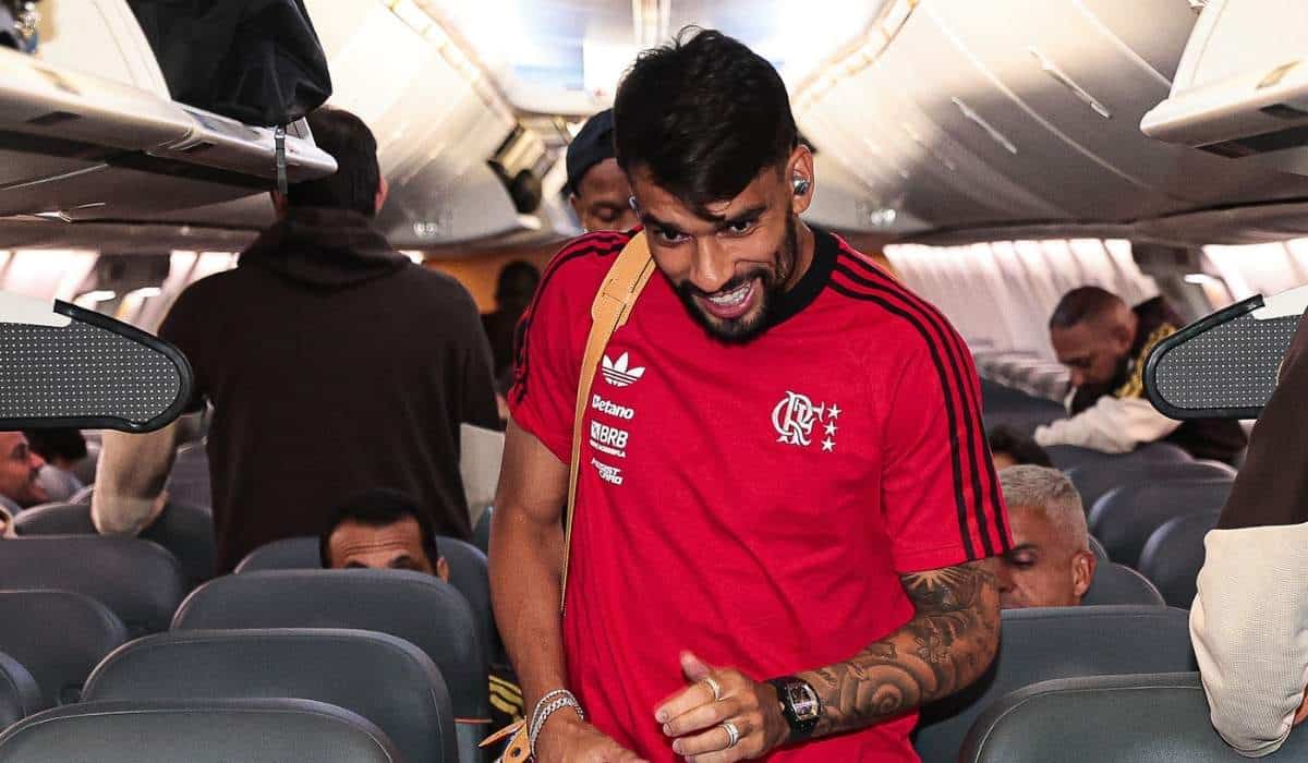 Paquetá em avião para jogo do Flamengo