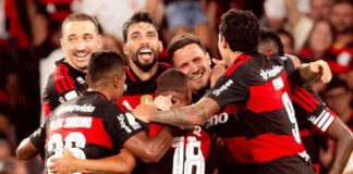 Paquetá e outros jogadores do Flamengo comemorando