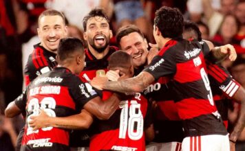 Paquetá e outros jogadores do Flamengo comemorando