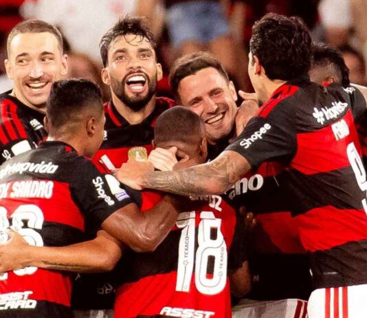 Paquetá e outros jogadores do Flamengo comemorando
