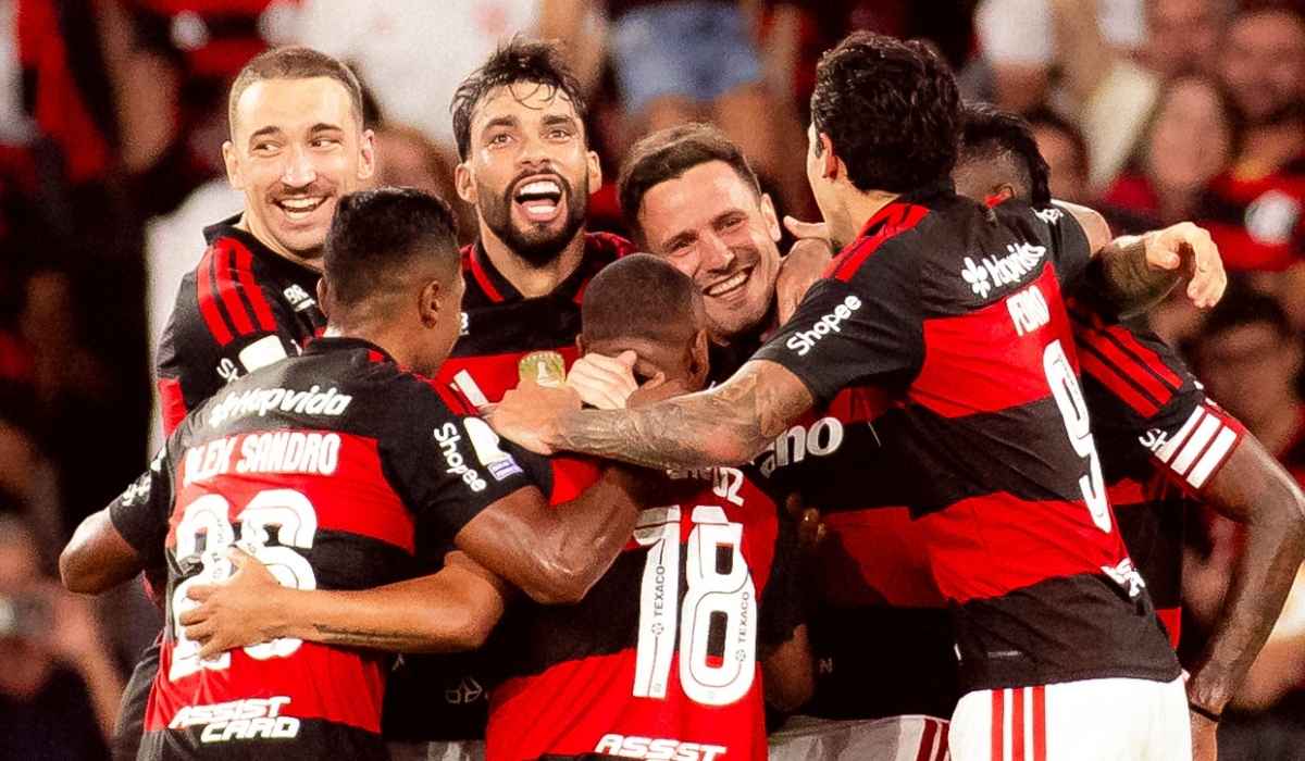 Paquetá e outros jogadores do Flamengo comemorando