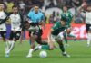 O jogador Ramón Sosa, da SE Palmeiras, disputa bola com o jogador do SC Corinthians