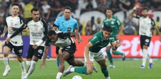 O jogador Ramón Sosa, da SE Palmeiras, disputa bola com o jogador do SC Corinthians