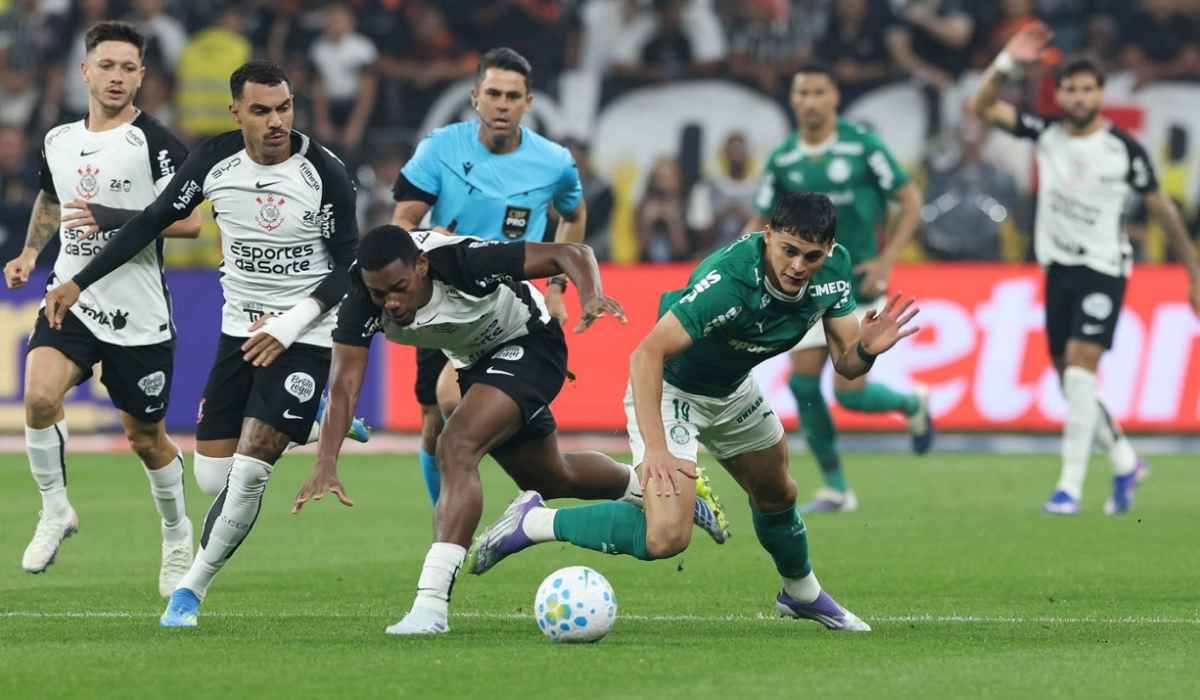 O jogador Ramón Sosa, da SE Palmeiras, disputa bola com o jogador do SC Corinthians
