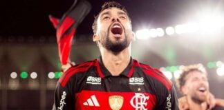 Paquetá comemora e campo após vitória do Flamengo