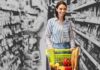 Mulher fazendo comprar no supermercado
