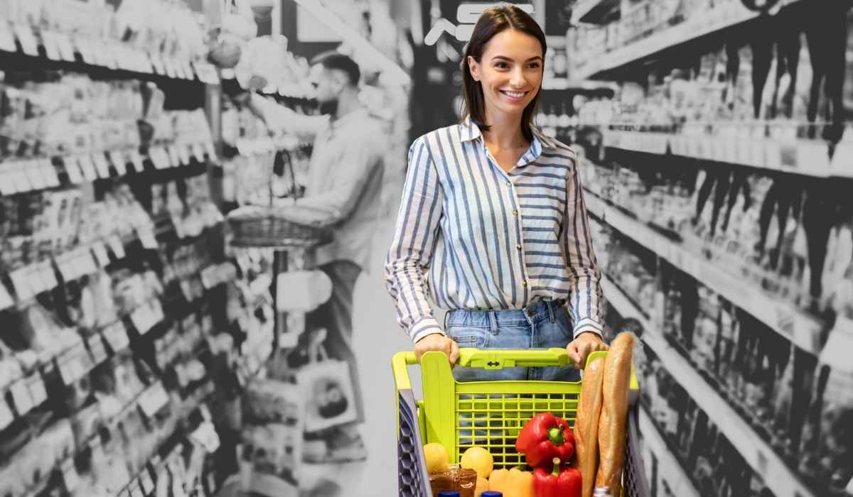 Mulher fazendo comprar no supermercado